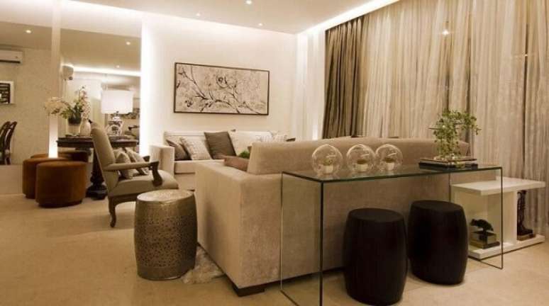 34. Sala sofisticada com puffs redondos marrons. Projeto de Cilene Monteiro Lupi