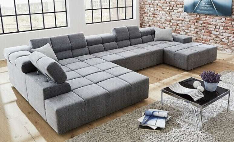 27- Sofá moderno para salas grandes em tom cinza.