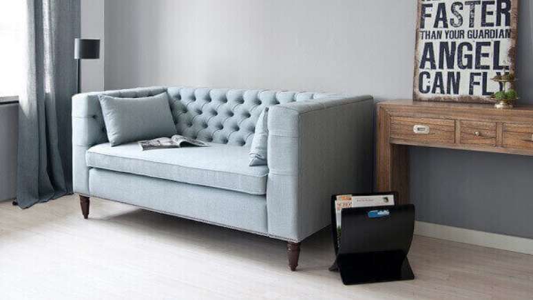 28- Sofá ideal para salas modernas pequenas com braço estreito.