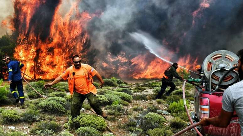 A equipe de bombeiros que trabalha para controlar as chamas foi reforçada e descreve a situação como "extremamente difícil"