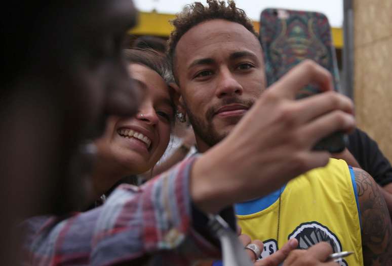 Neymar tira foto com fã em Santos