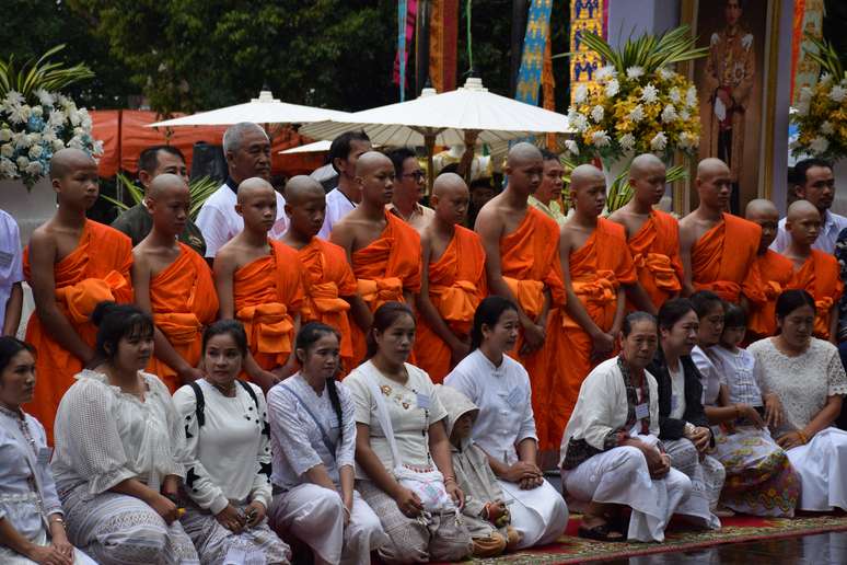 Meninos tailandeses resgatados de caverna e seu t&eacute;cnico durante cerim&ocirc;nia budista em templo de Chiang Rai 25/07/2018 REUTERS/Stringer
