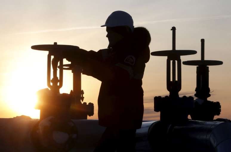 Funcionário trabalha em campo de petróleo em Kogalym, na Rússia 25/01/2016  REUTERS/Sergei Karpukhin