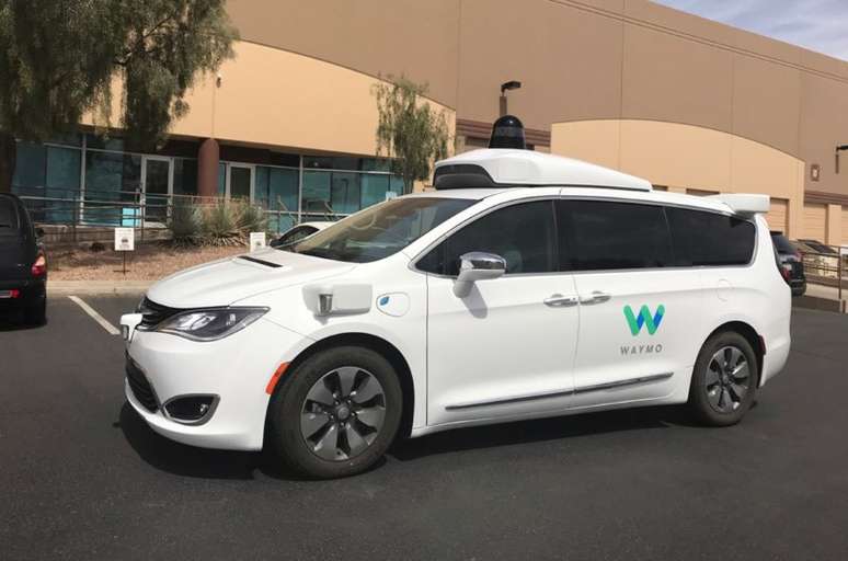 Ve&iacute;culo aut&ocirc;nomo Waymo estacionado em frente aos escrit&oacute;rios da empresa Alphabet em Chandler, Arizona,21/03 2018.  REUTERS/Heather Somerville 