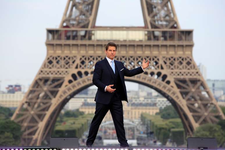 Tom Cruise durante divulgação de  filme na Torre Eiffel 