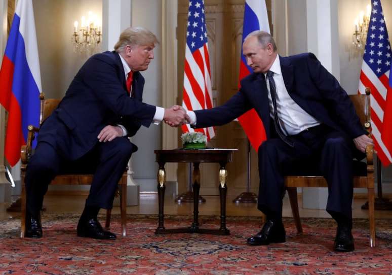 Presidente dos Estados Unidos, Donald Trump, e presidente da Rússia, Vladimir Putin, durante cúpula em Helsinque, na Finlândia 16/07/2018 REUTERS/Kevin Lamarque