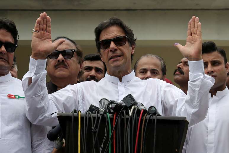 Imran Khan fala ap&oacute;s votar em Islamabad 
 25/7/2018   REUTERS/Athit Perawongmetha 