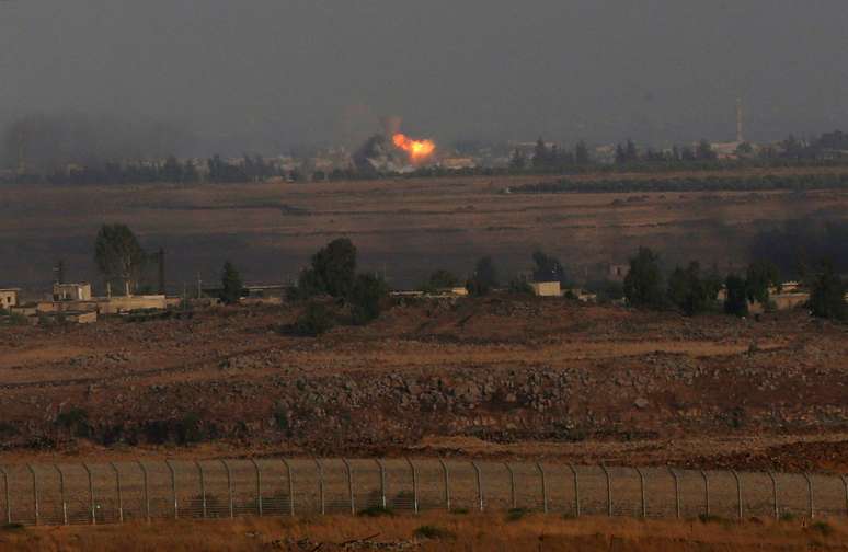 Fumaça após explosão do lado sírio da fronteira entre Síria e Israel 
25/07/2018 REUTERS/Ammar Awad