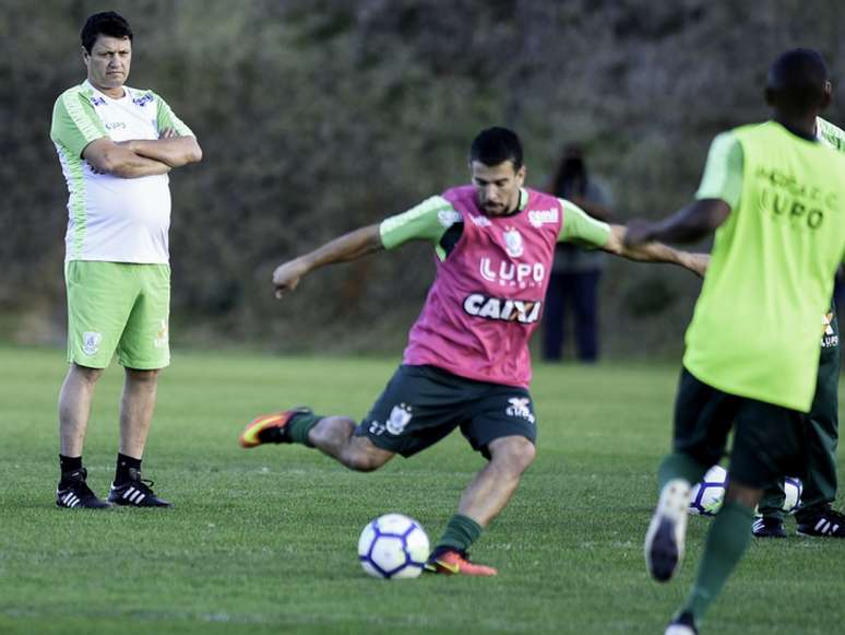 Novo técnico do Coelho dirige equipe em treino nesta terça-feira (Foto: Mourão Panda / América)