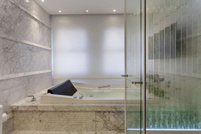 12. Banheiro com banheira de hidro com revestimento de mármore carrara – Foto: Viva Decora