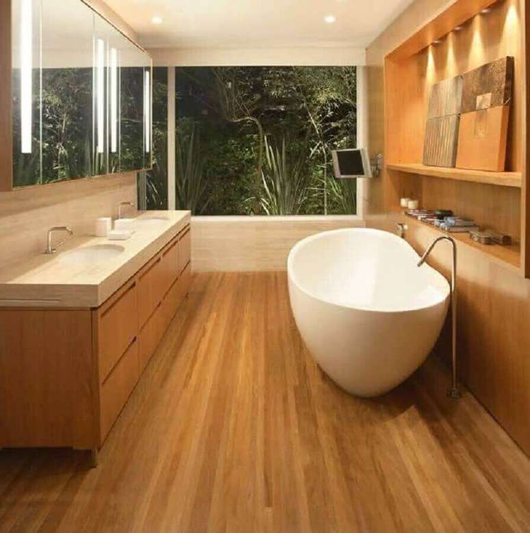 18. Banheiro luxuoso com revestimento em madeira e mármore travertino – Foto: Pinterest