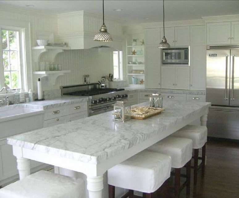 24. Cozinha ampla toda branca com mármore carrara – Foto: Pumpernickel & Rye