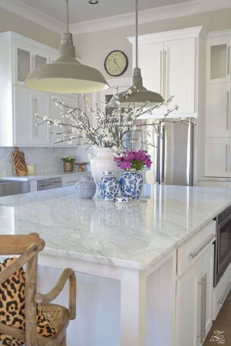 28. Cozinha decorada com pendentes modernos e mármore branco para a ilha – Foto Pinterest