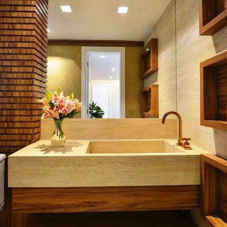 32. Decoração para banheiro com cuba esculpida em mármore travertino – Foto: Ana Virginia Furlani