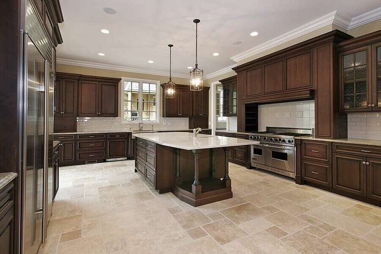 36. Decoração para cozinha ampla com piso de mármore travertino – Foto: Zachary Horne