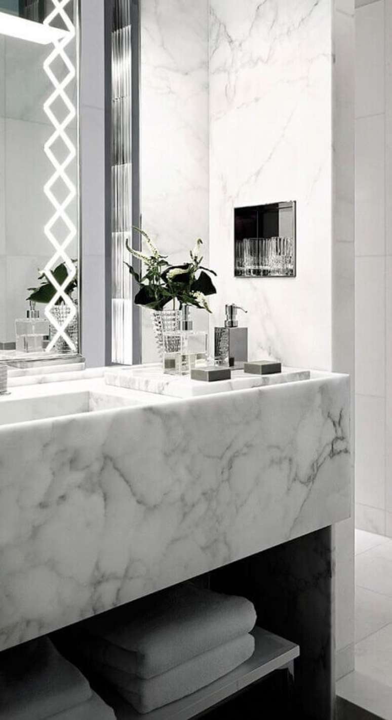 39. Decoração para banheiro sofisticado com mármore carrara branco – Foto: Pinterest