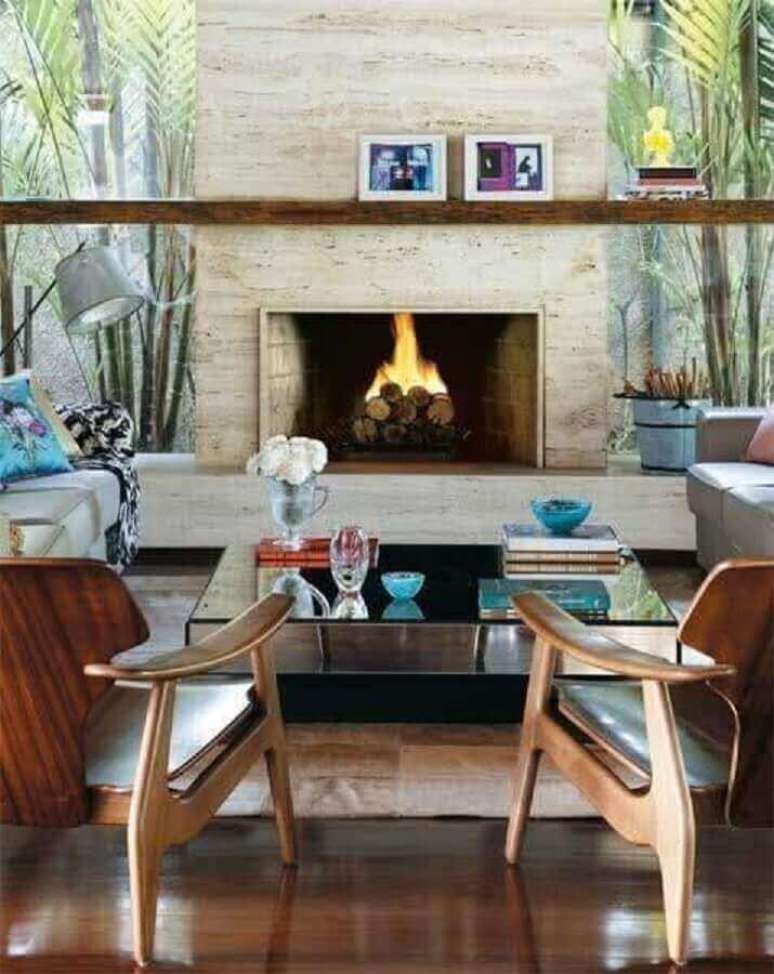 42. Decoração para sala de estar com lareira em mármore travertino – Foto: Pinterest