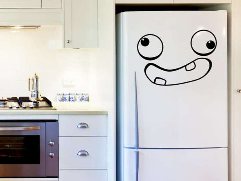 23. Geladeira branca com adesivo fofo