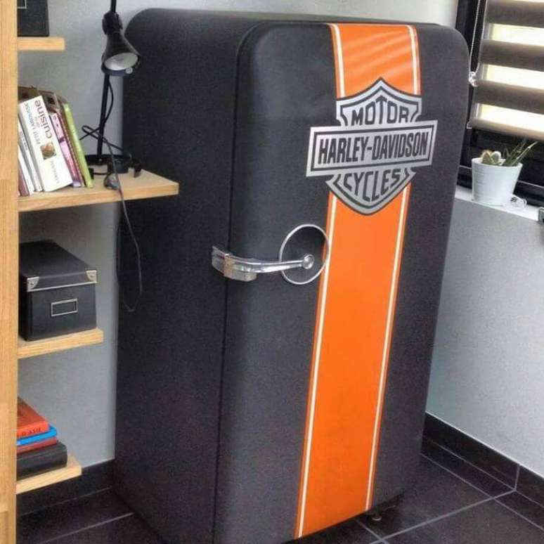 33. Adesivos como esse bras&atilde;o da Harley Davidson mostram bem a personalidade dos moradores