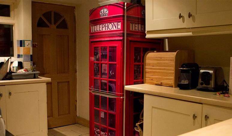 25. Geladeira adesivada com estampa de cabine telef&ocirc;nica