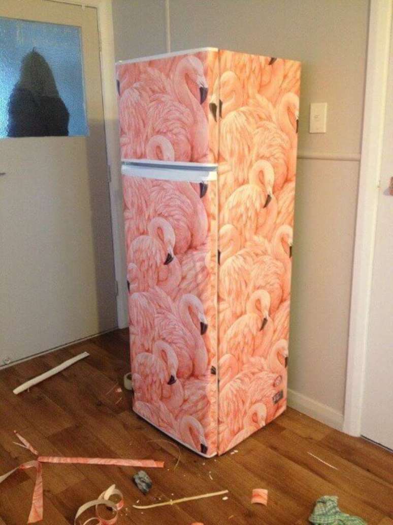 13. Com o nosso tutorial de como adesivar geladeira, você pode ter uma geladeira linda como essa