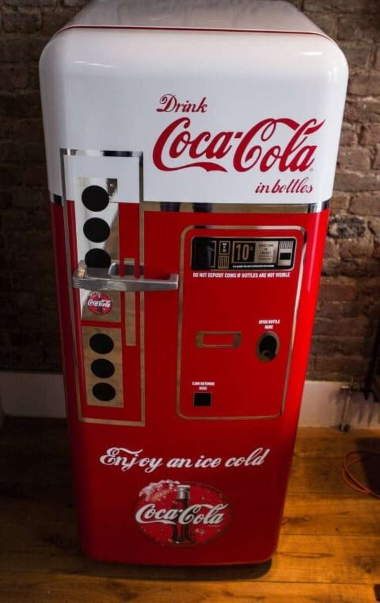 28. Geladeira com estampa de vending machine antiga da Coca-Cola