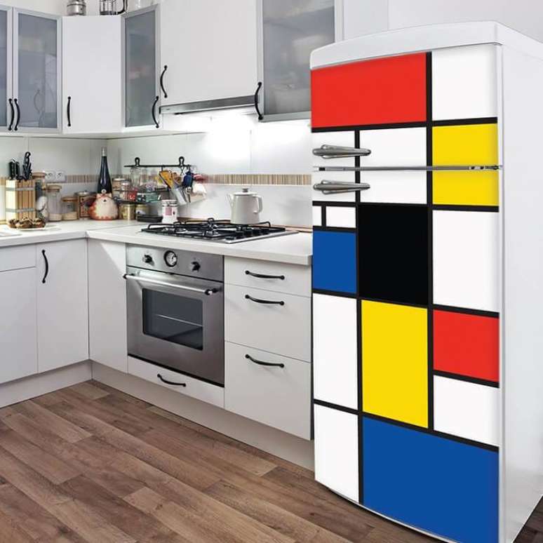7. A geladeira estampada com uma arte inspirada no Mondrian se tornou destaque na cozinha em cores claras