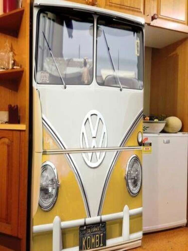 42. Geladeira adesivada com estampa real&iacute;stica de kombi