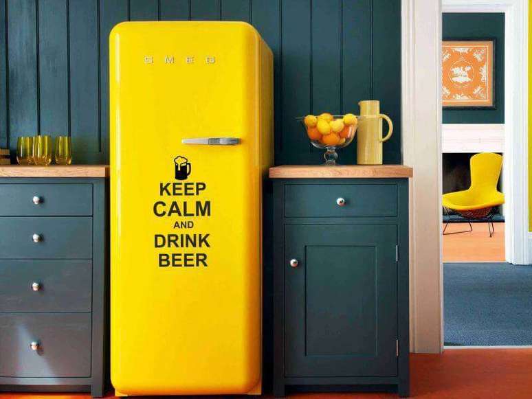 3. Geladeira adesivada com frase