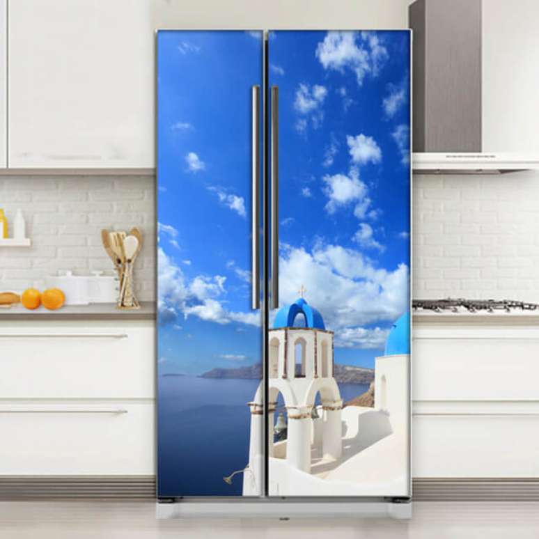 54. Geladeira adesivada com paisagem de arquitetura