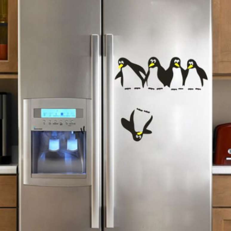 55. Adesivo de pinguins em geladeira adesivada inox