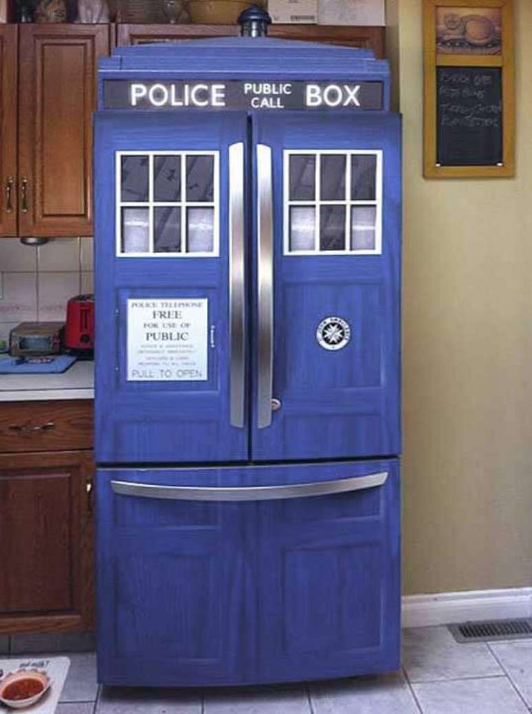 17. Geladeira com tema policial