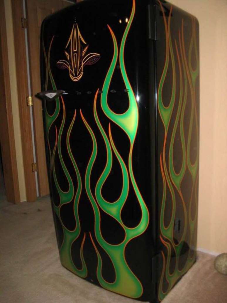 30. Geladeira adesivada preta com estampa de chamas verdes