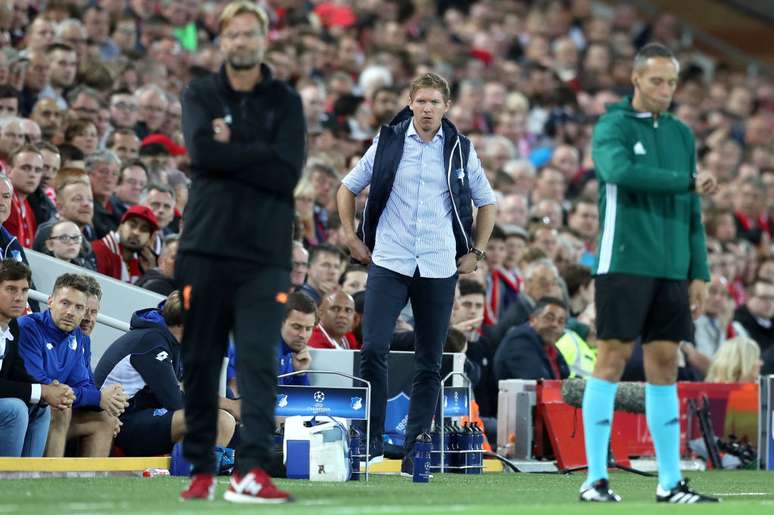 Julian Nagelsmann observa o time em campo, no jogo entre o Liverpool de Jürgen Kopp e seu Hoffenheim