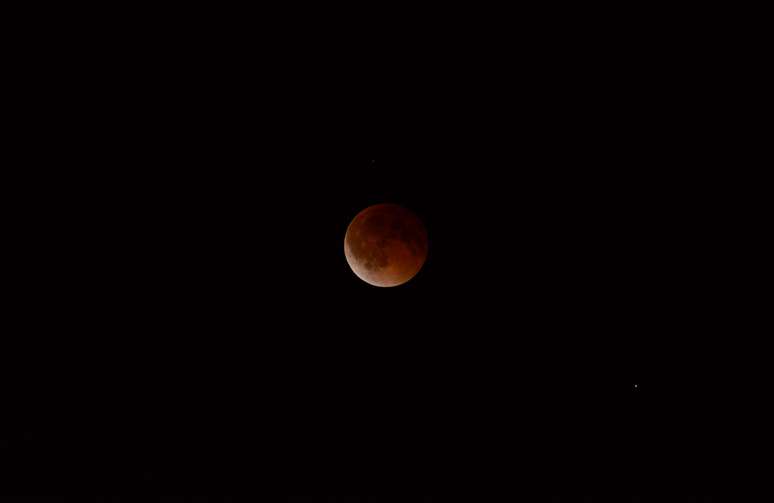 Neste tipo de eclipse, a Lua fica com aspecto avermelhado