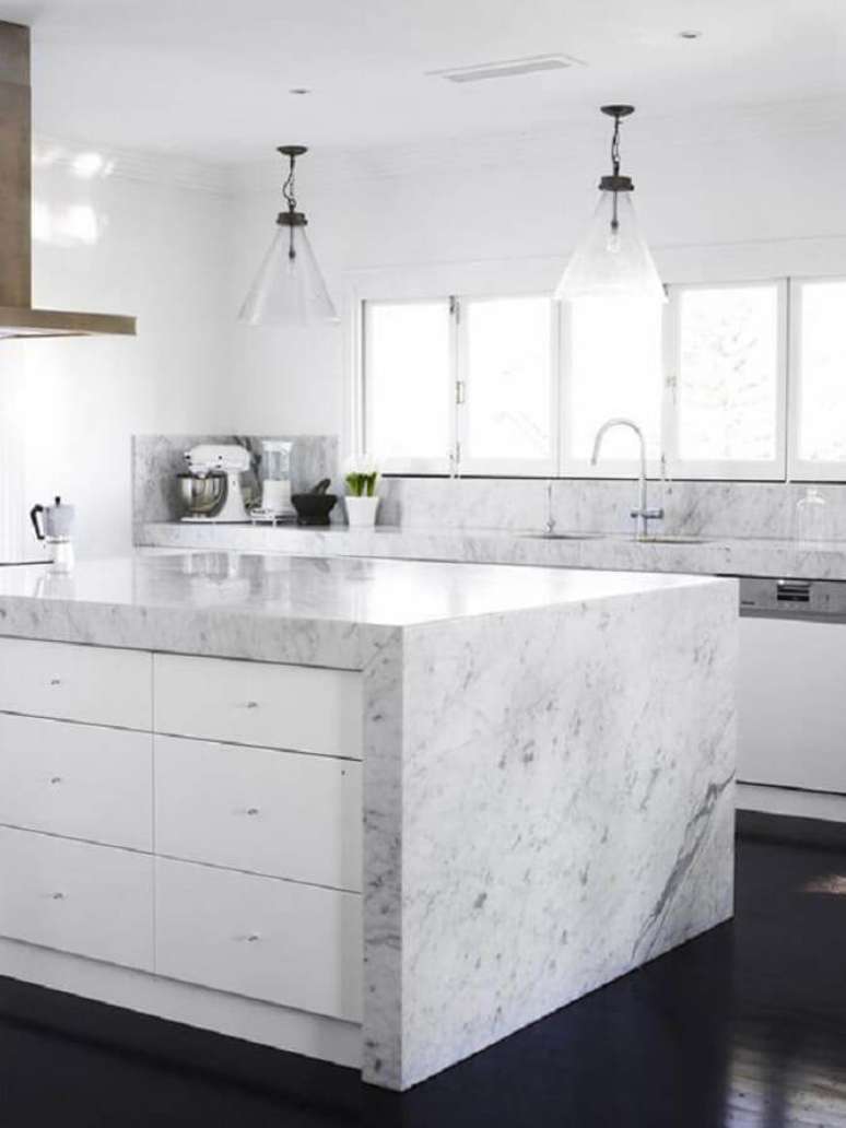 45. Mármore branco carrara para cozinha moderna com pendentes de vidro – Foto: Pinterest