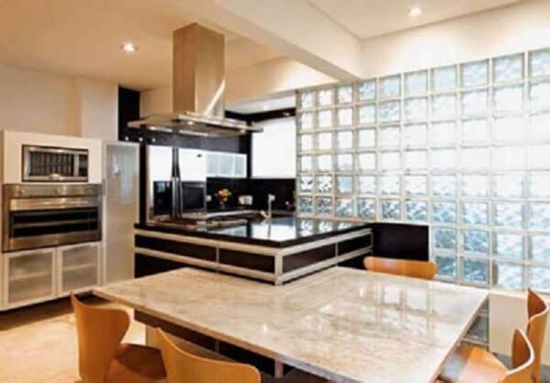 5- Parede de vidro em cozinha moderna. Foto: Doce Obra Casa e Construção