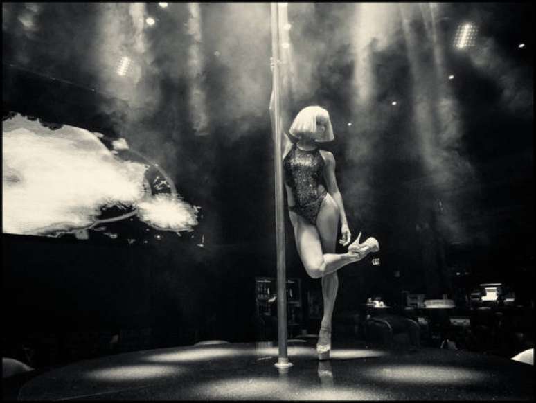 Misty Copeland, a diretora do American Ballet Theater, num dos ensaios em que encarna uma aspirante a bailarina que se apresenta em shows de pole dance para pagar as contas