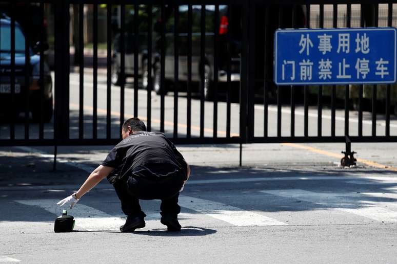 Agente de segurança perto da embaixada dos EUA em Pequim 26/07/2018 REUTERS/Damir Sagolj