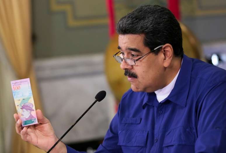 Presidente venezuelano, Nicolás Maduro, apresenta nota da nova moeda do país 25/07/2018 Palácio Miraflores/Divulgação via Reuters