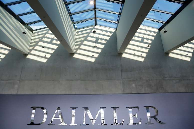Logo da Daimler &eacute; visto em Berlim, Alemanha 05/04/2018 REUTERS/Hannibal Hanschke