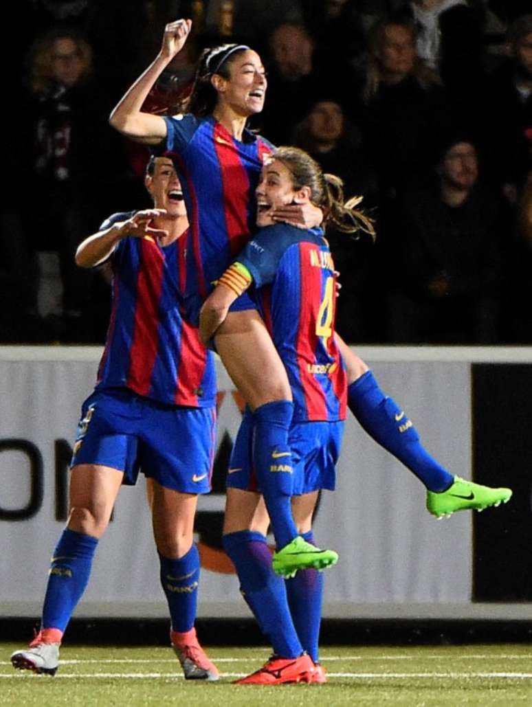 Jogadores da equipe feminina do Barcelona comemoram gol durante partida contra o Malmo na Liga dos Campe&otilde;es
22/03/2017 TT NEWS AGENCY/Emil Langvad/via REUTERS