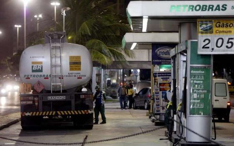 Caminh&atilde;o abastece posto de gasolina no Rio de Janeiro
14/06/2004
REUTERS/Sergio Moraes  SM