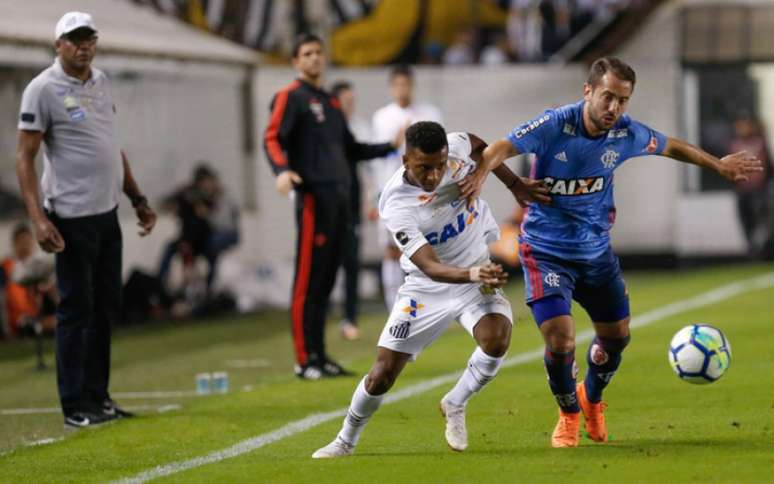 Marcado o tempo todo, Rodrygo foi o grande destaque do Santos na Vila Belmiro (Foto: Marcello Zambrana/AGIF)