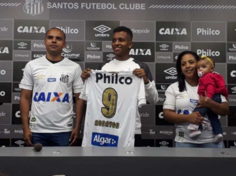 Rodrygo recebe a camisa 9 ao lado dos pais