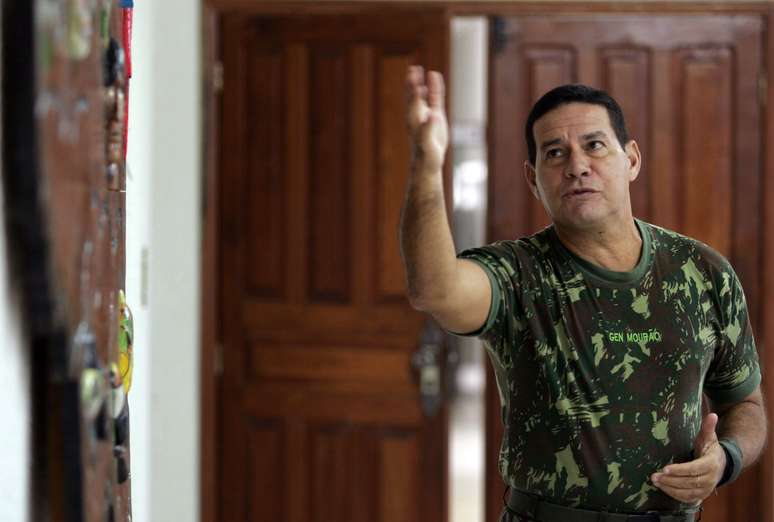 O general da reserva Hamilton Mourão (PRTB), de 64 anos, afirma que há um "certo radicalismo nas ideias, até meio boçal", entre os apoiadores do candidato nas eleições 2018