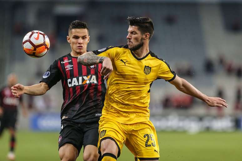 Raphael Veiga disputa a bola com Carlos Matheu