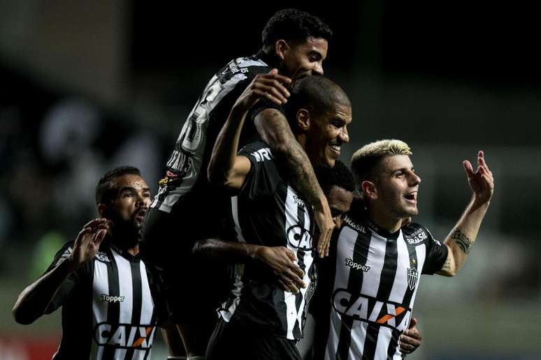 Leonardo Silva comemora com os companheiros