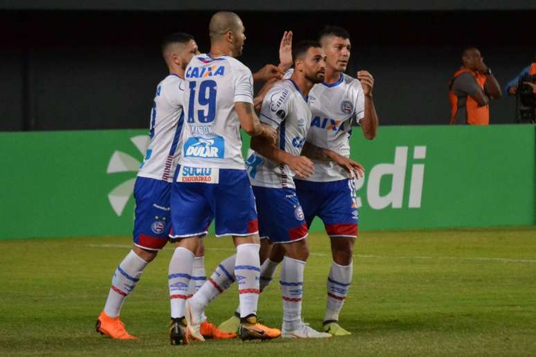 Jogadores do Bahia comemoram gol sobre o Cerro