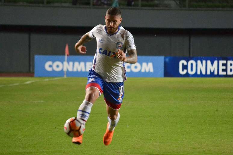 Zé Rafael domina a bola em Bahia x Cerro-URU
